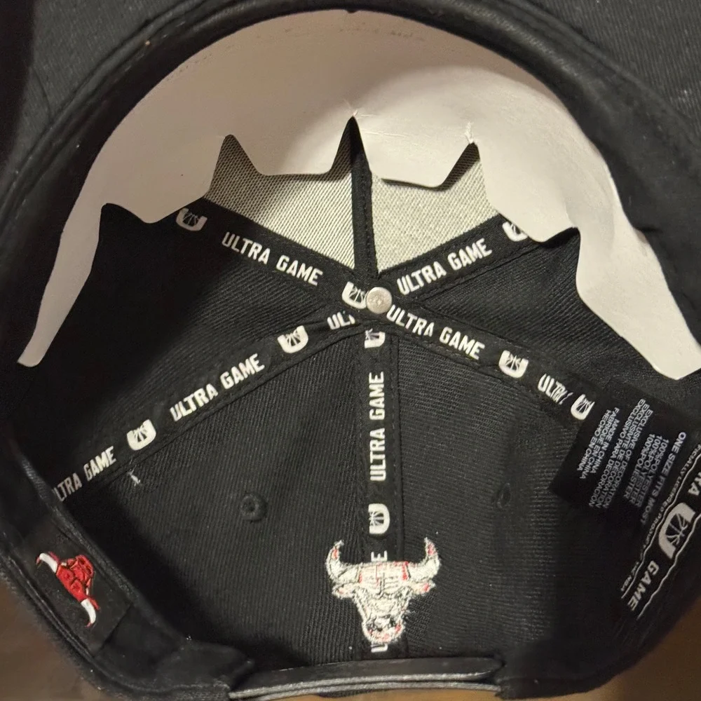 Ultra Game Chicago Bulls NBA Snapback Hat Embroidered Black Red OSFM Excellent
